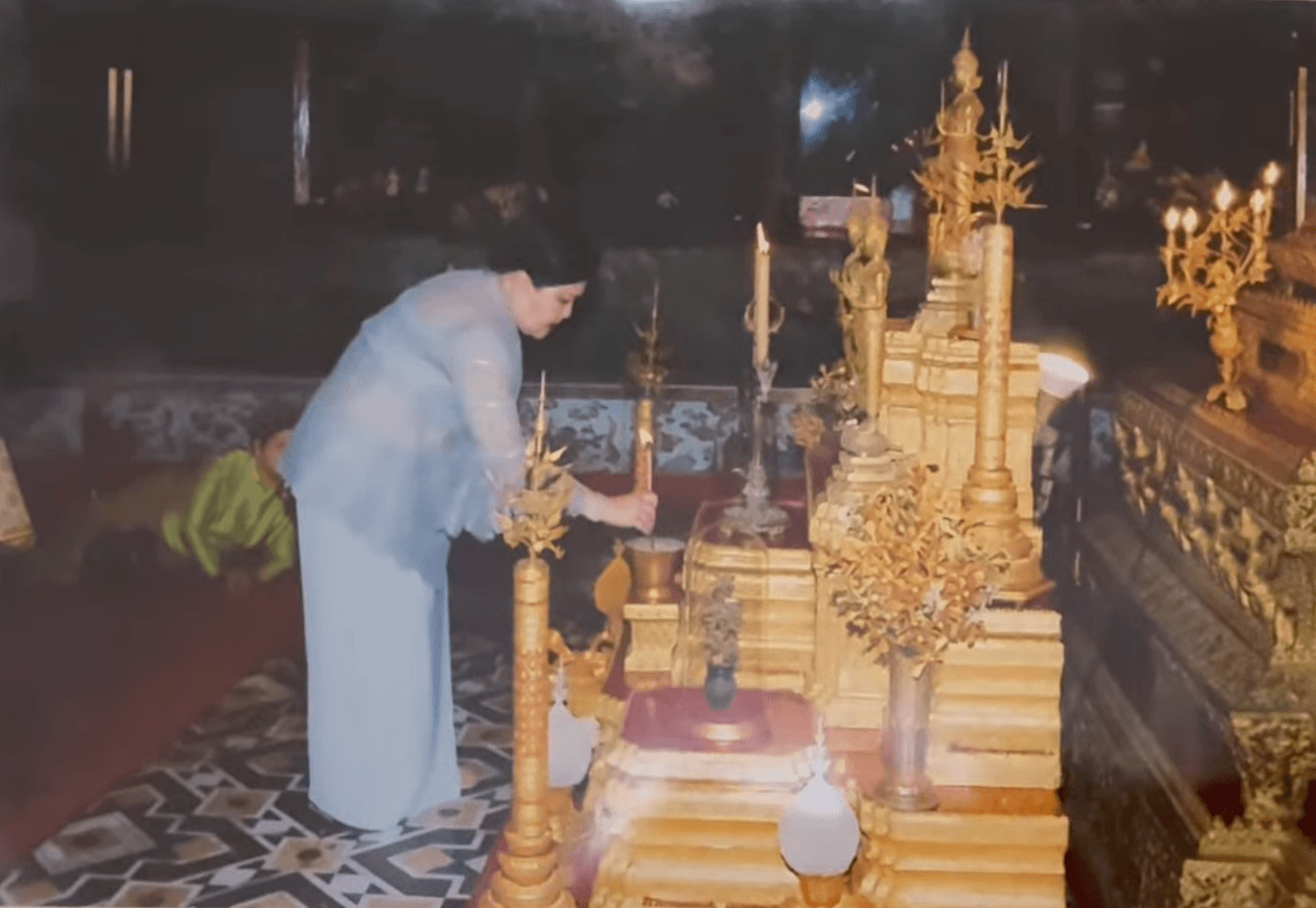 สมเด็จพระนางเจ้าสิริกิติ์ พระบรมราชินีนาถ ทรงประกอบพิธีบวงสรวงในการจัดสร้างเหรียญรุ่นสู้